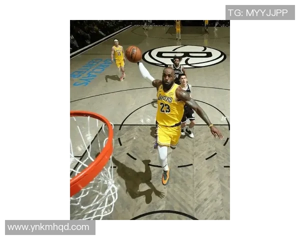 詹姆斯在湖人对热火的精彩扣篮瞬间引发全场欢呼与热烈讨论