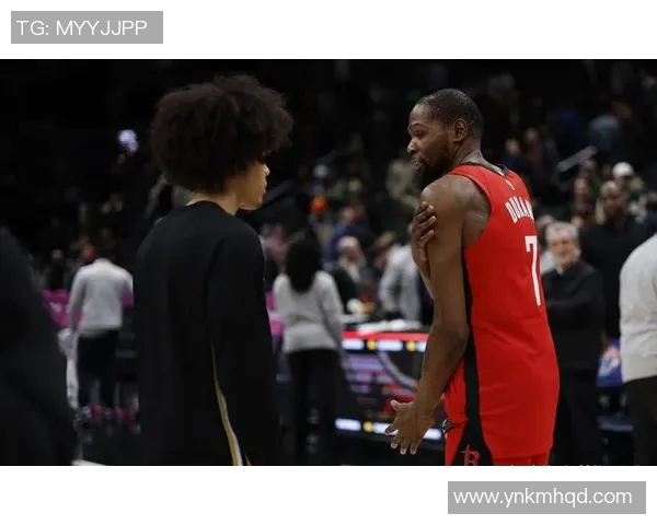 西部决赛第五场火箭与勇士激战正酣谁能晋级总决赛成败在此一举 西部决赛第五场火箭与勇士激战正酣谁能晋级总决赛成败在此一举