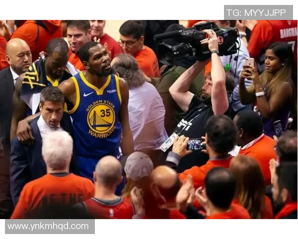 NBA猛龙队与勇士队的巅峰对决谁能笑到最后精彩赛事回顾与分析 NBA猛龙队与勇士队的巅峰对决谁能笑到最后精彩赛事回顾与分析